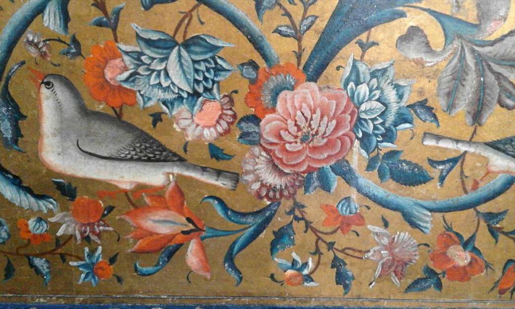 گل و مرغ روی دیوار