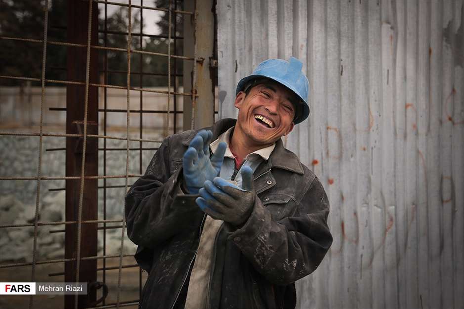  کارگران، زیر زمین مشغول کارند!