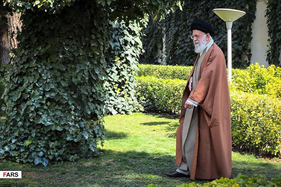 کاشت نهال توسط رهبر معظم انقلاب اسلامی