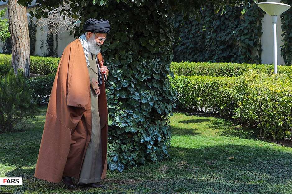 کاشت نهال توسط رهبر معظم انقلاب اسلامی