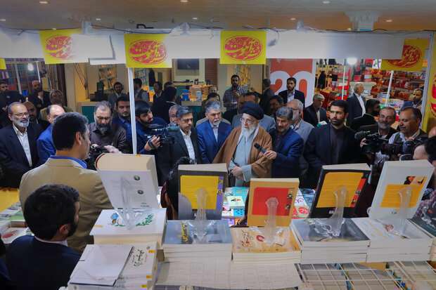 بازدید رهبری از نمایشگاه کتاب