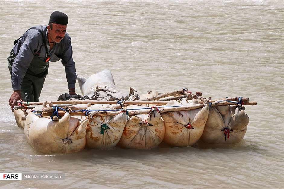 عبور از رودخانه با پوست گوسفند
