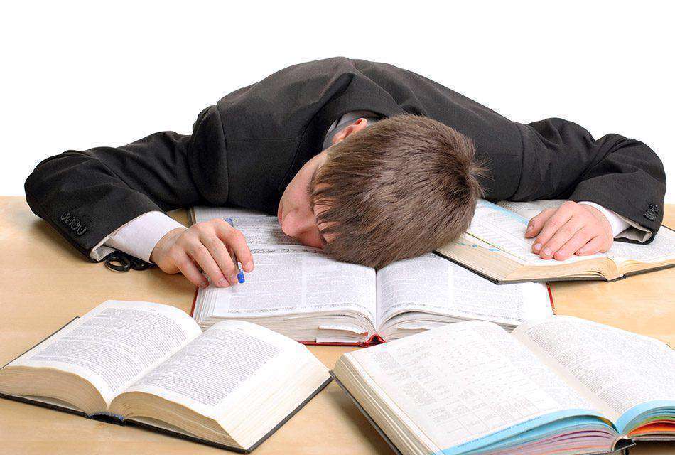 چرا فرد هنگام درس خواندن دچار خوابآلودگی میشود؟ چرا فرد هنگام درس خواندن دچار خوابآلودگی میشود؟