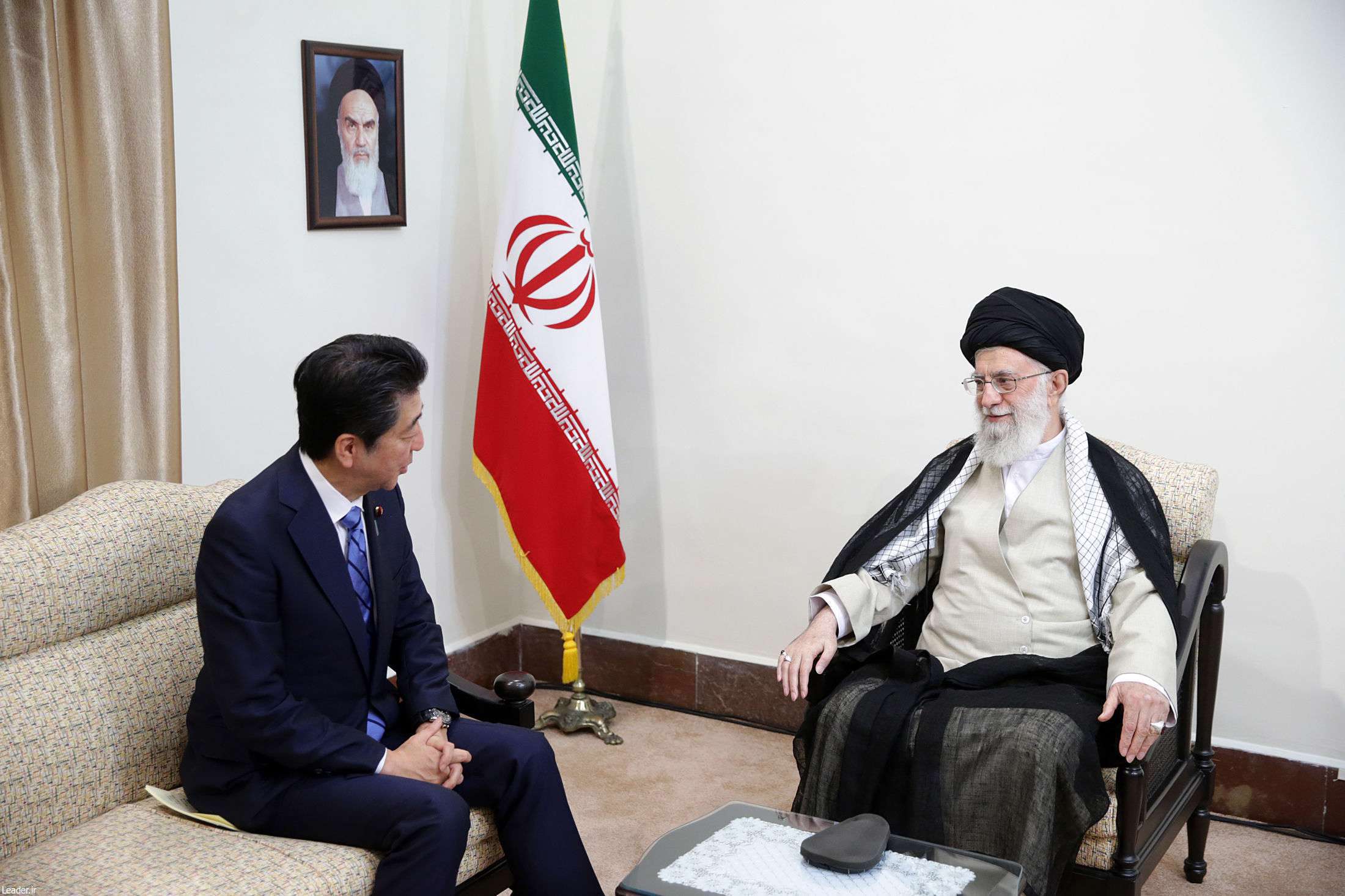 حضرت آیت الله خامنهای رهبر انقلاب اسلامی در دیدار با آبه شینزو نخست وزیر ژاپن