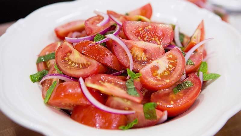 سالاد گوجه‌فرنگی و نعنا