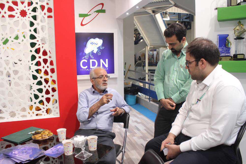 بازدید رئیس پژوهشکده ارتباطات پژوهشگاه فرهنگ و هنر از غرفه تبیان بازدید رئیس پژوهشکده ارتباطات پژوهشگاه فرهنگ و هنر از غرفه تبیان