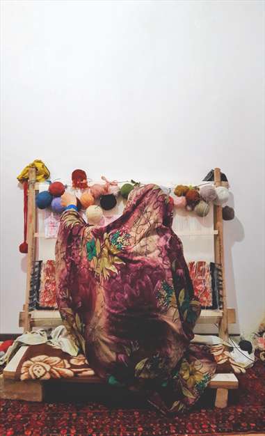 زن قالی باف