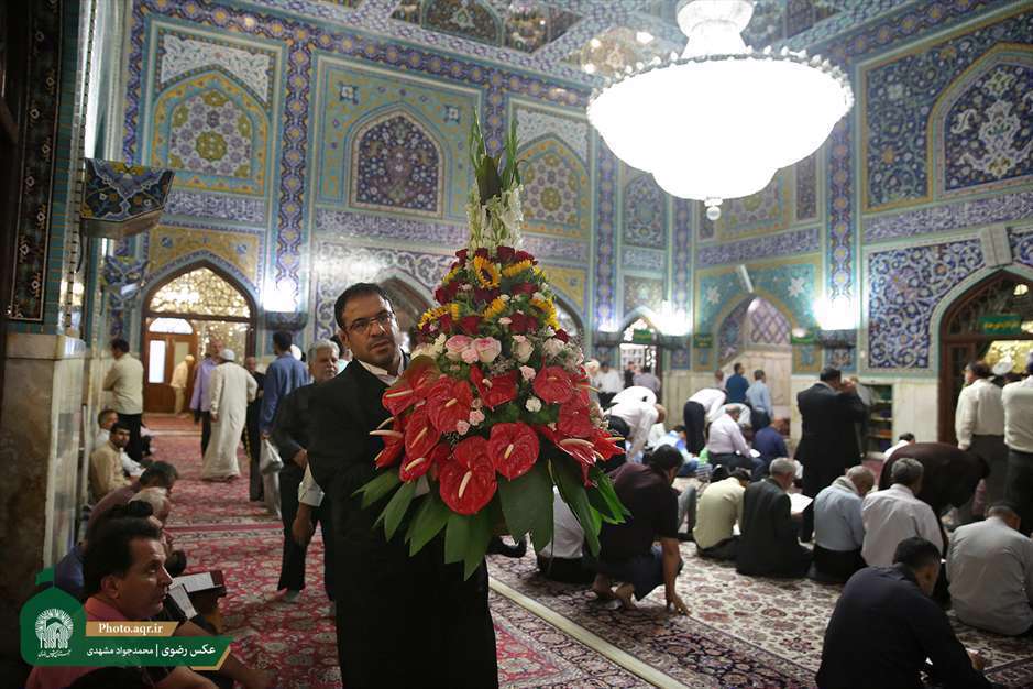  مراسم تعویض گل‌های ضریح مطهر امام رضا علیه السلام
