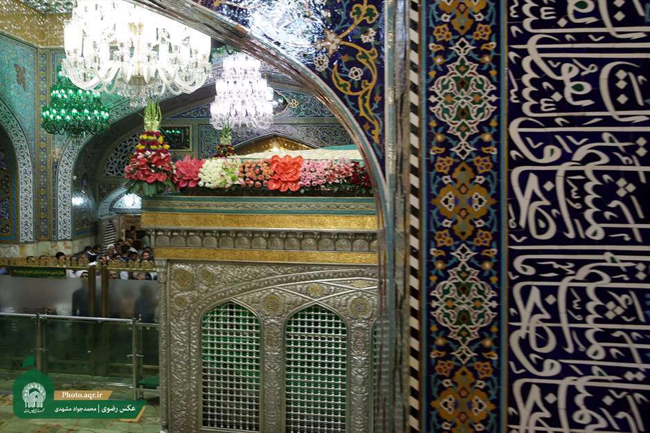 مراسم تعویض گل‌های ضریح مطهر امام رضا علیه السلام