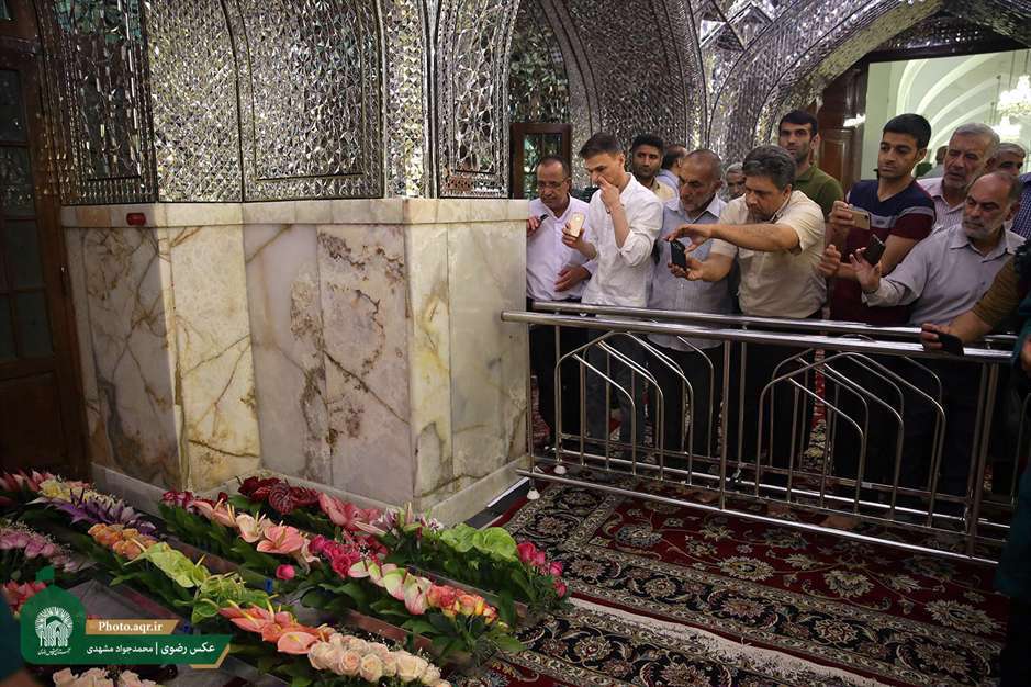  مراسم تعویض گل‌های ضریح مطهر امام رضا علیه السلام