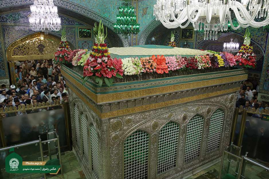  مراسم تعویض گل‌های ضریح مطهر امام رضا علیه السلام