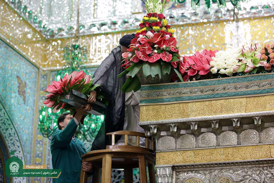  مراسم تعویض گل‌های ضریح مطهر امام رضا علیه السلام