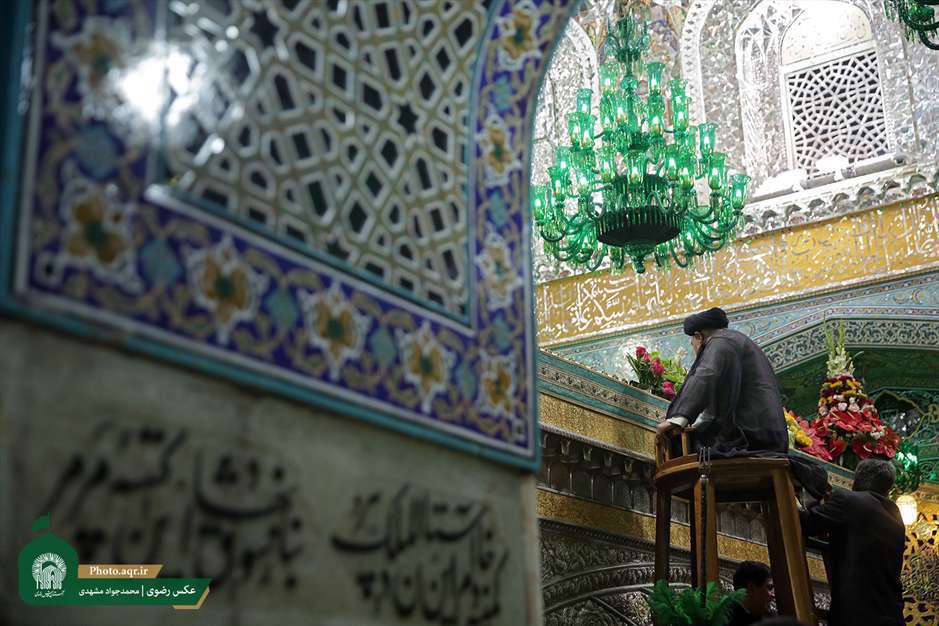  مراسم تعویض گل‌های ضریح مطهر امام رضا علیه السلام
