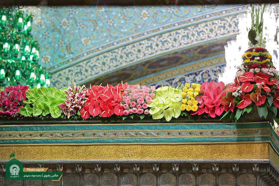  مراسم تعویض گل‌های ضریح مطهر امام رضا علیه السلام