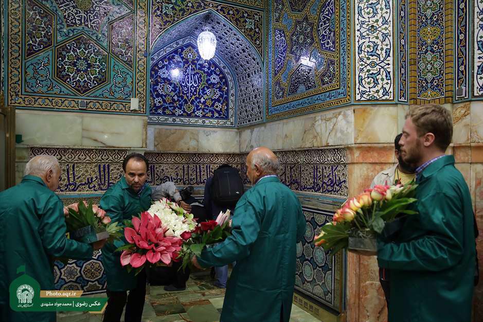  مراسم تعویض گل‌های ضریح مطهر امام رضا علیه السلام