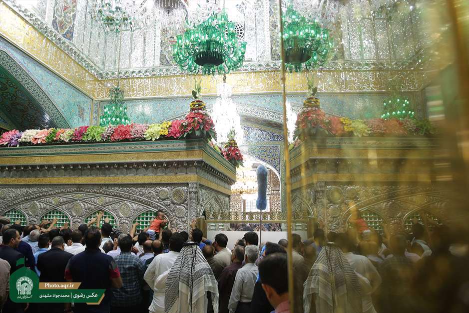  مراسم تعویض گل‌های ضریح مطهر امام رضا علیه السلام