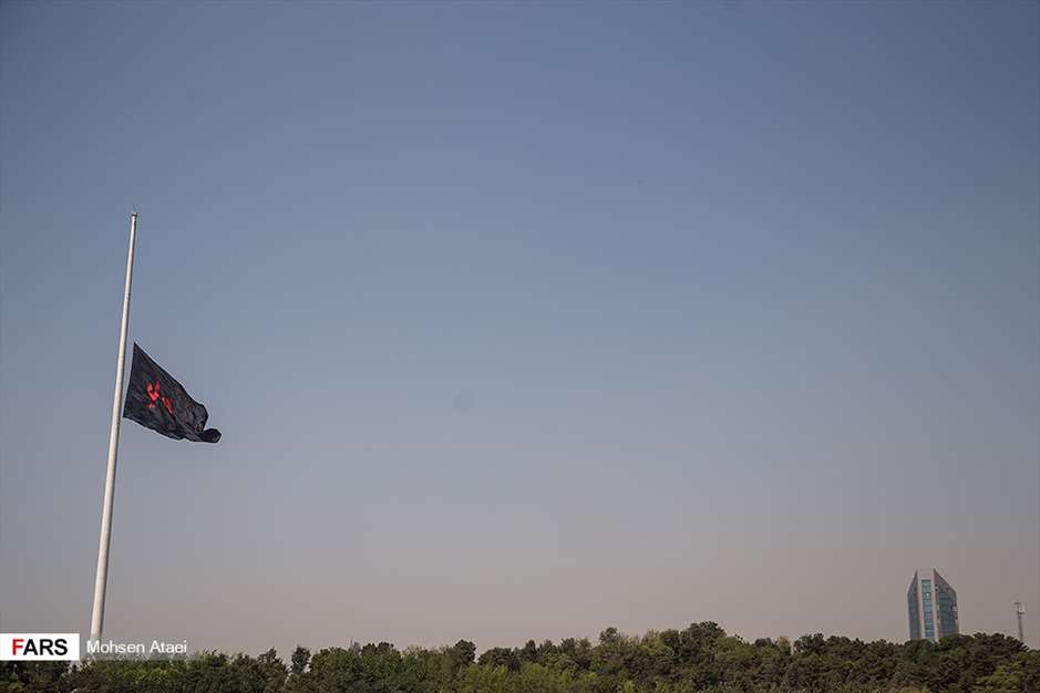 اهتزاز بزر‌گترین پرچم یا حسین (ع)