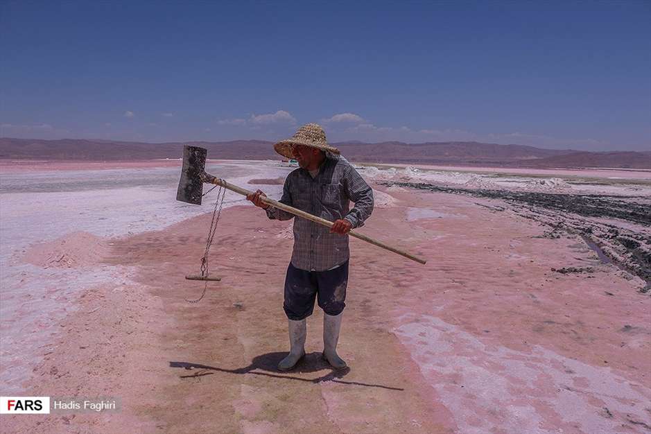 برداشت نمک‌ از«دریاچه مَهارْلو»