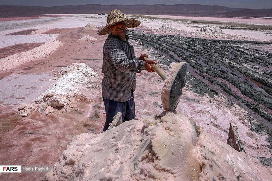 برداشت نمک‌ از«دریاچه مَهارْلو»