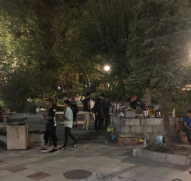 سرو قلیان در پارک