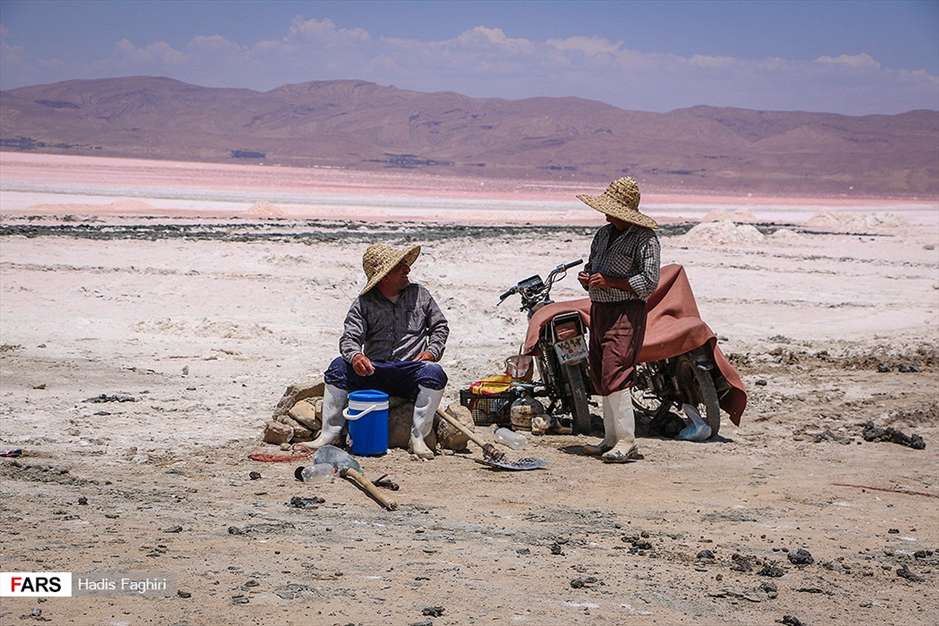 برداشت نمک‌ از«دریاچه مَهارْلو»