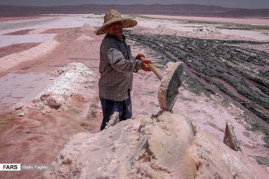 برداشت نمک‌ از«دریاچه مَهارْلو»