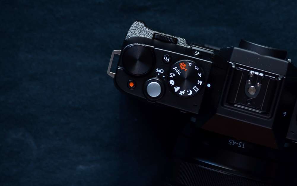 لنز و دوربین