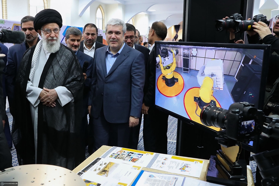 بازدید از نمایشگاه شرکتهای دانش‌بنیان وفناوریهای برتر