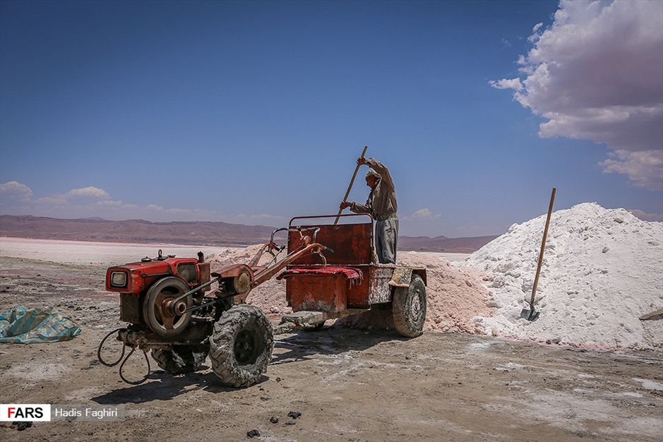برداشت نمک‌ از«دریاچه مَهارْلو»