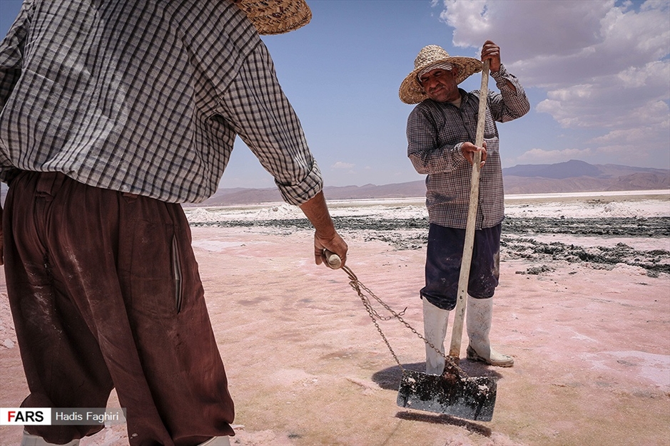 برداشت نمک‌ از«دریاچه مَهارْلو»