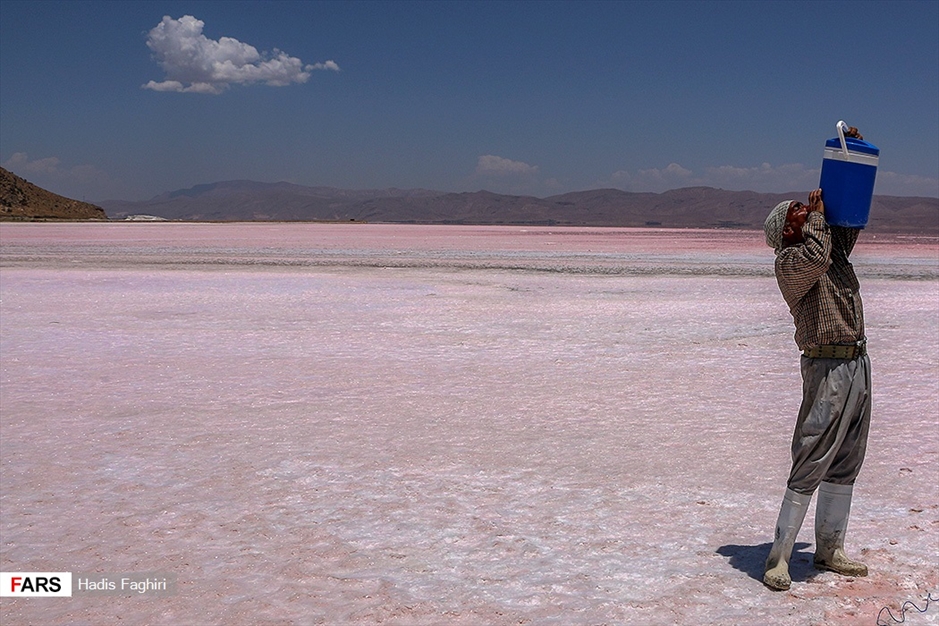 برداشت نمک‌ از«دریاچه مَهارْلو»