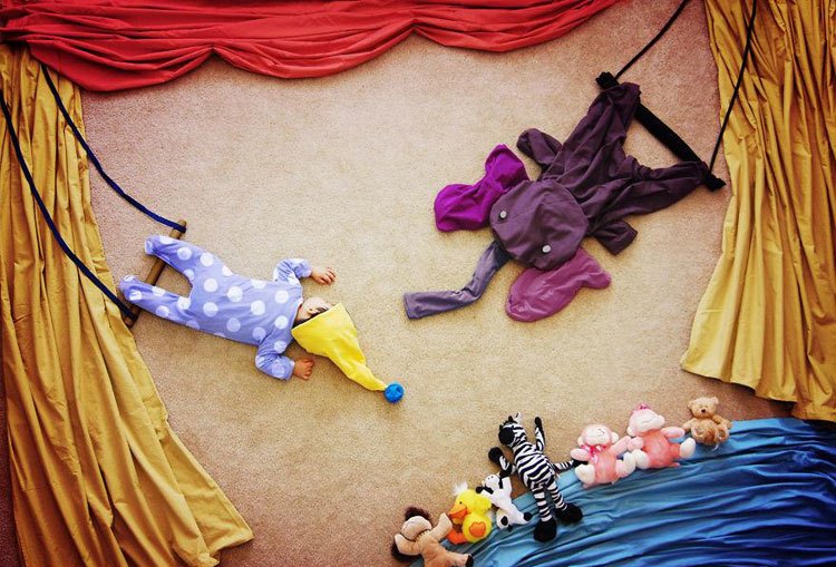 تصویرسازی با بچه و وسایل خواب