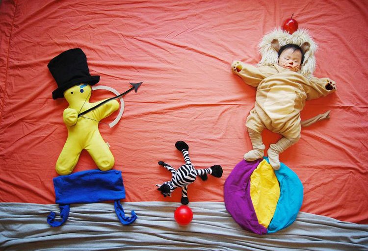 تصویرسازی با بچه و وسایل خواب