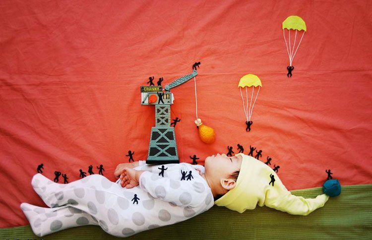 تصویرسازی با بچه و وسایل خواب