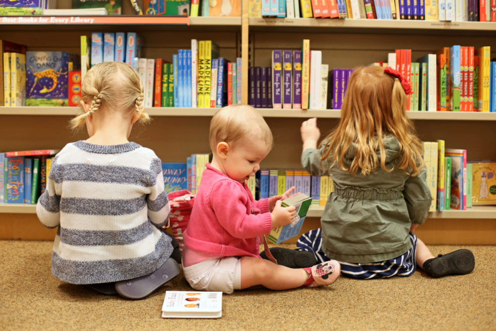 Kids library. Library with children reading. Library for Kids. Library pic for Kids. At the Library for Kids.