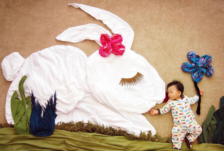 تصویرسازی با بچه و وسایل خواب