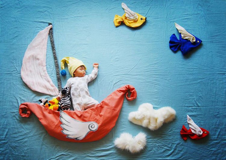 تصویرسازی با بچه و وسایل خواب