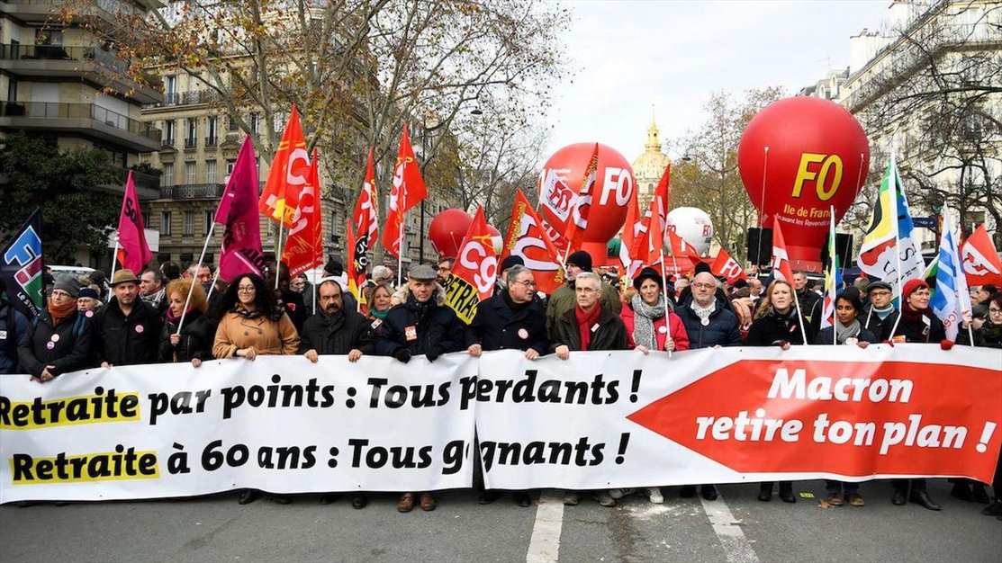 ششمین روز سرگردانی مردم فرانسه در پی اعتصاب‌ سراسری