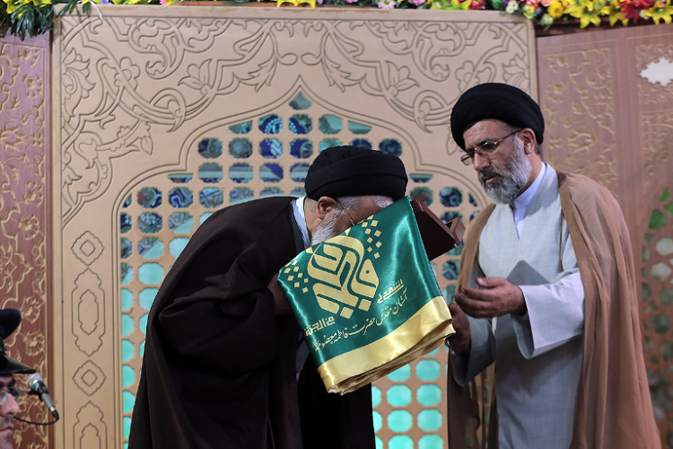 رونمایی از پرچم حرم