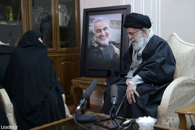 حضور رهبر معظم انقلاب اسلامی در منزل سردار شهید سپهبد سلیمانی