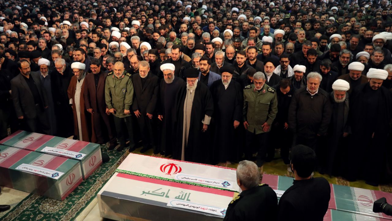 جملات «خاص» رهبرانقلاب در نماز بر پیکر «سلیمانی» جملات «خاص» رهبرانقلاب در نماز بر پیکر «سلیمانی»