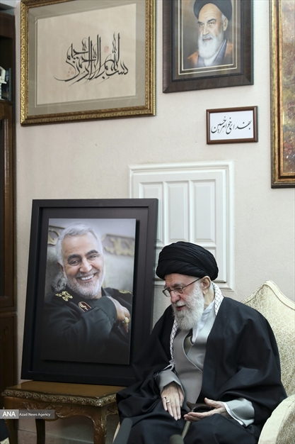 حضور رهبر انقلاب در منزل سپهبد شهید حاج قاسم سلیمانی