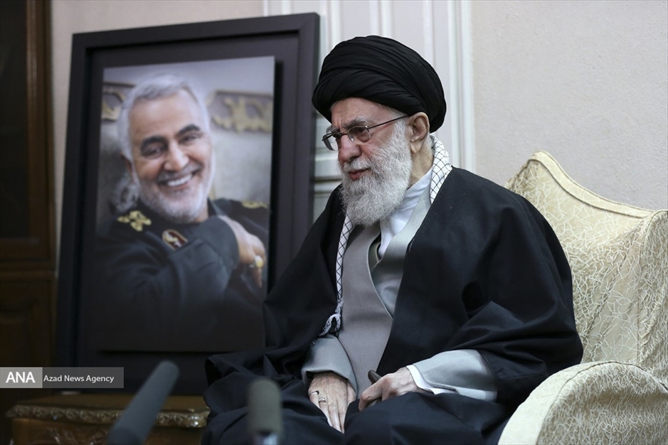 حضور رهبر انقلاب در منزل سپهبد شهید حاج قاسم سلیمانی