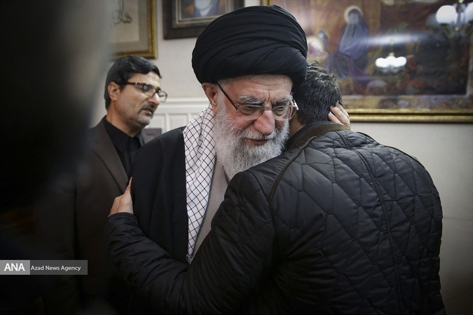 حضور رهبر انقلاب در منزل سپهبد شهید حاج قاسم سلیمانی