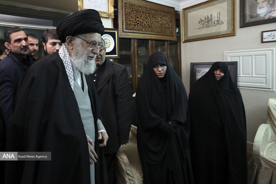 حضور رهبر انقلاب در منزل سپهبد شهید حاج قاسم سلیمانی