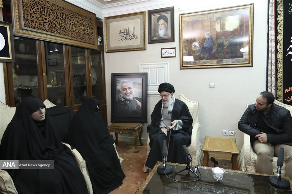 حضور رهبر انقلاب در منزل سپهبد شهید حاج قاسم سلیمانی