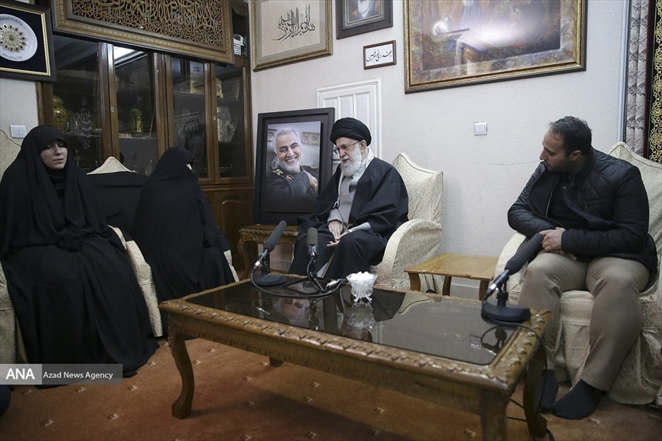 حضور رهبر انقلاب در منزل سپهبد شهید حاج قاسم سلیمانی