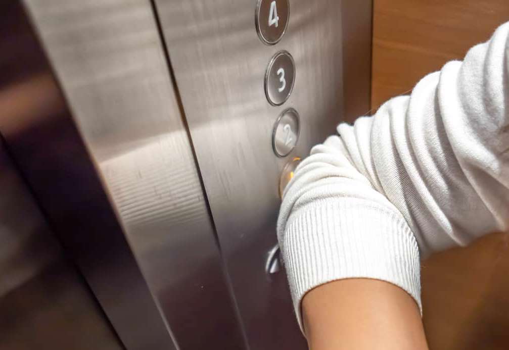 استفاده از آرنج برای زدن دگمه آسانسور