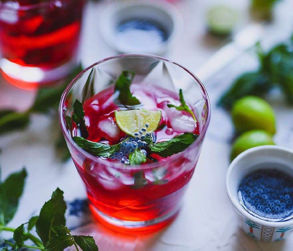 شربت گل سرخ به همراه نعنا، لیمو و تخم شربتی شربت گل سرخ به همراه نعنا، لیمو و تخم شربتی