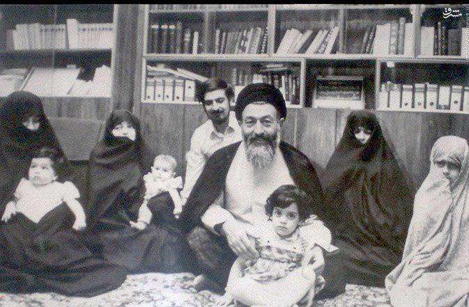 شهید بهشتی در کنار خانواده
